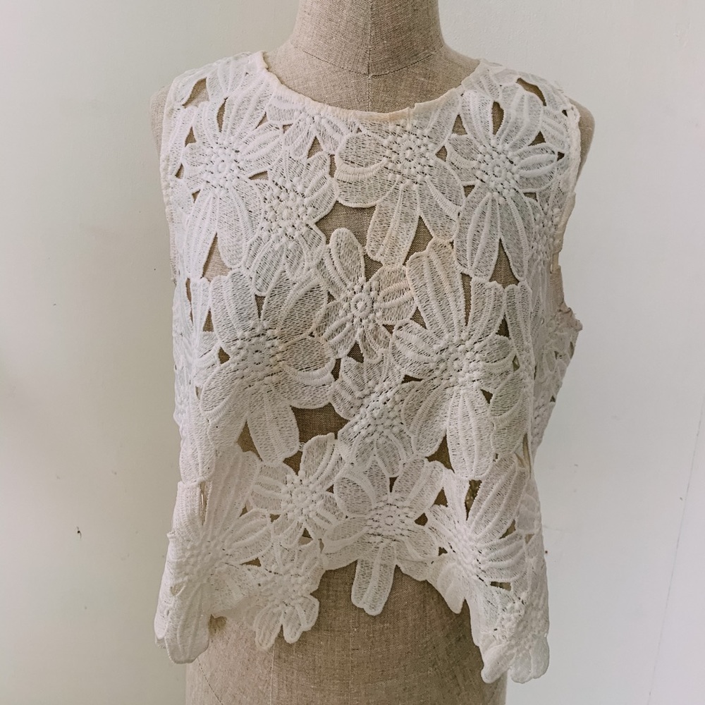 White flower tank
